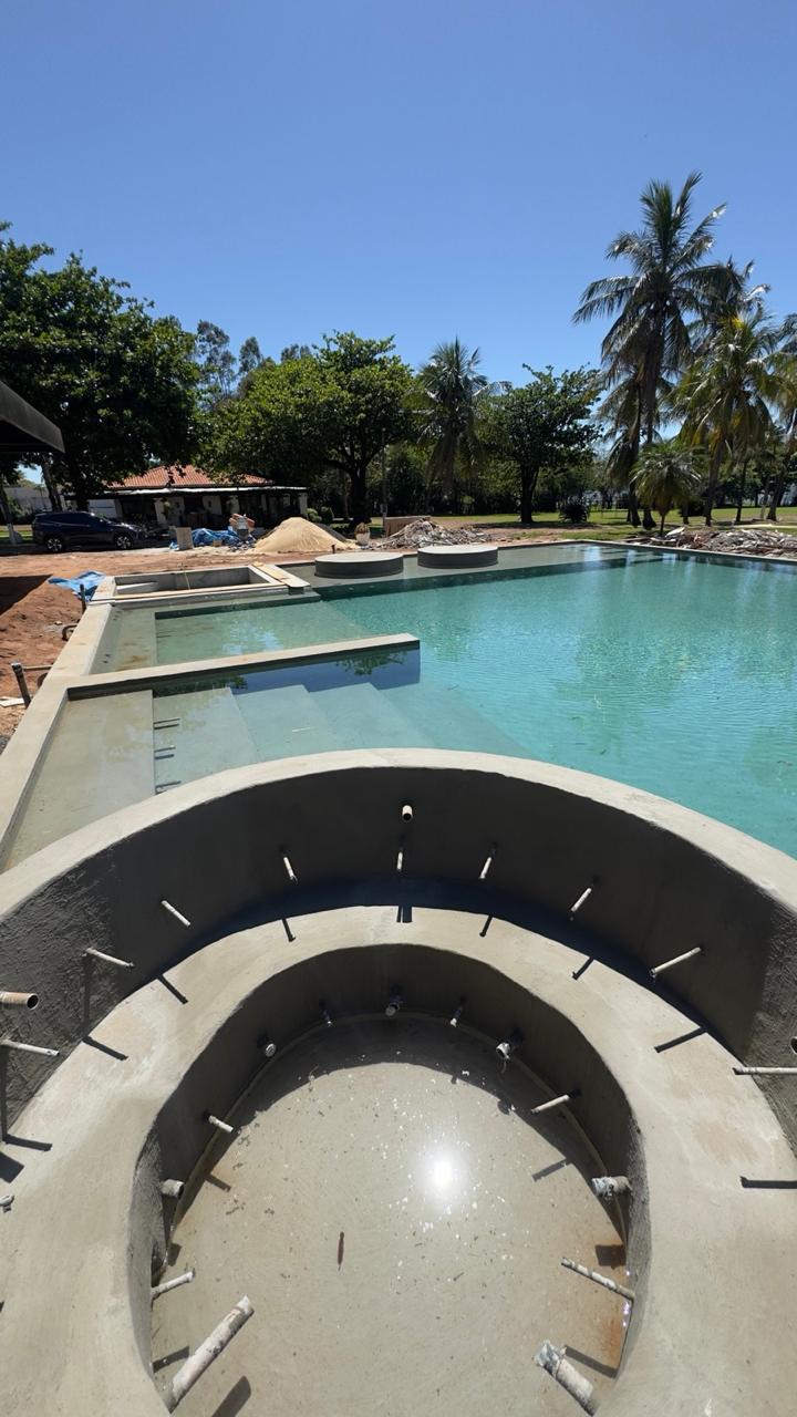 Piscina em obra atendida pela Mantha